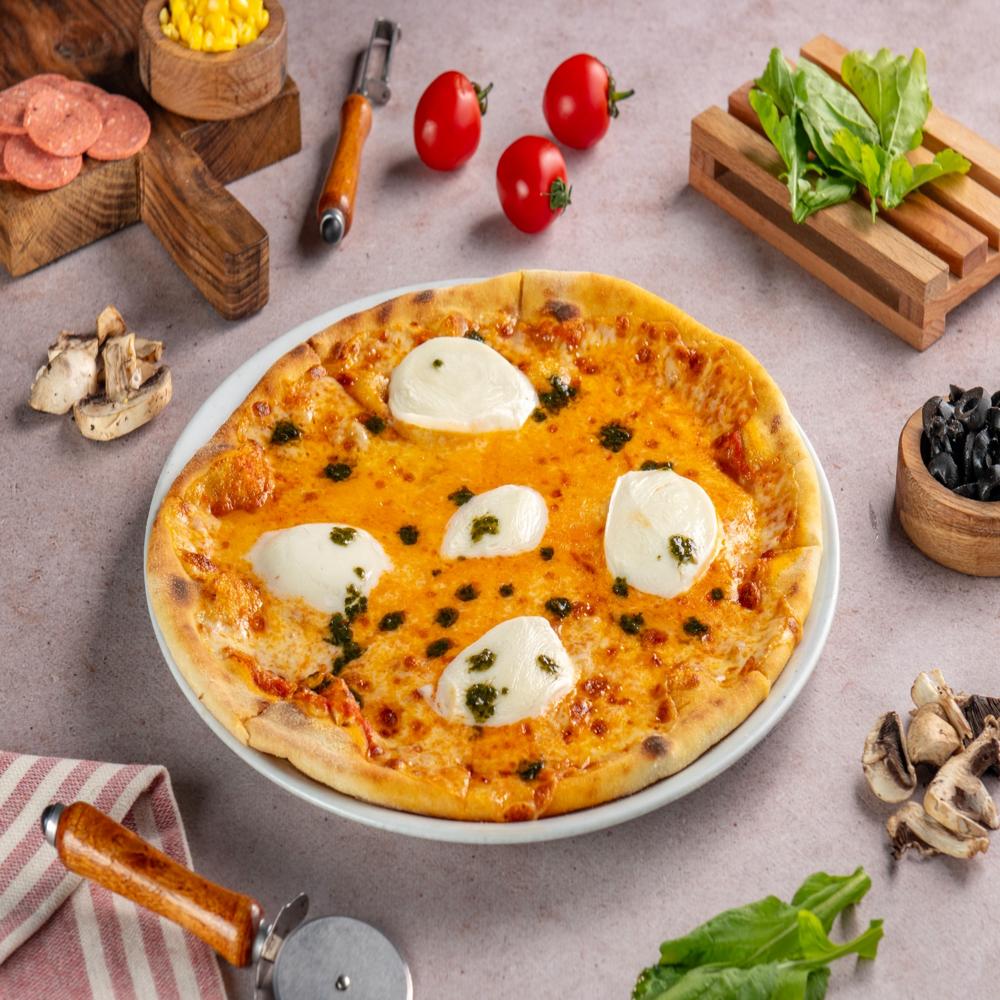 İtalyan Zarafeti: Buffalo Mozzarella Pizza